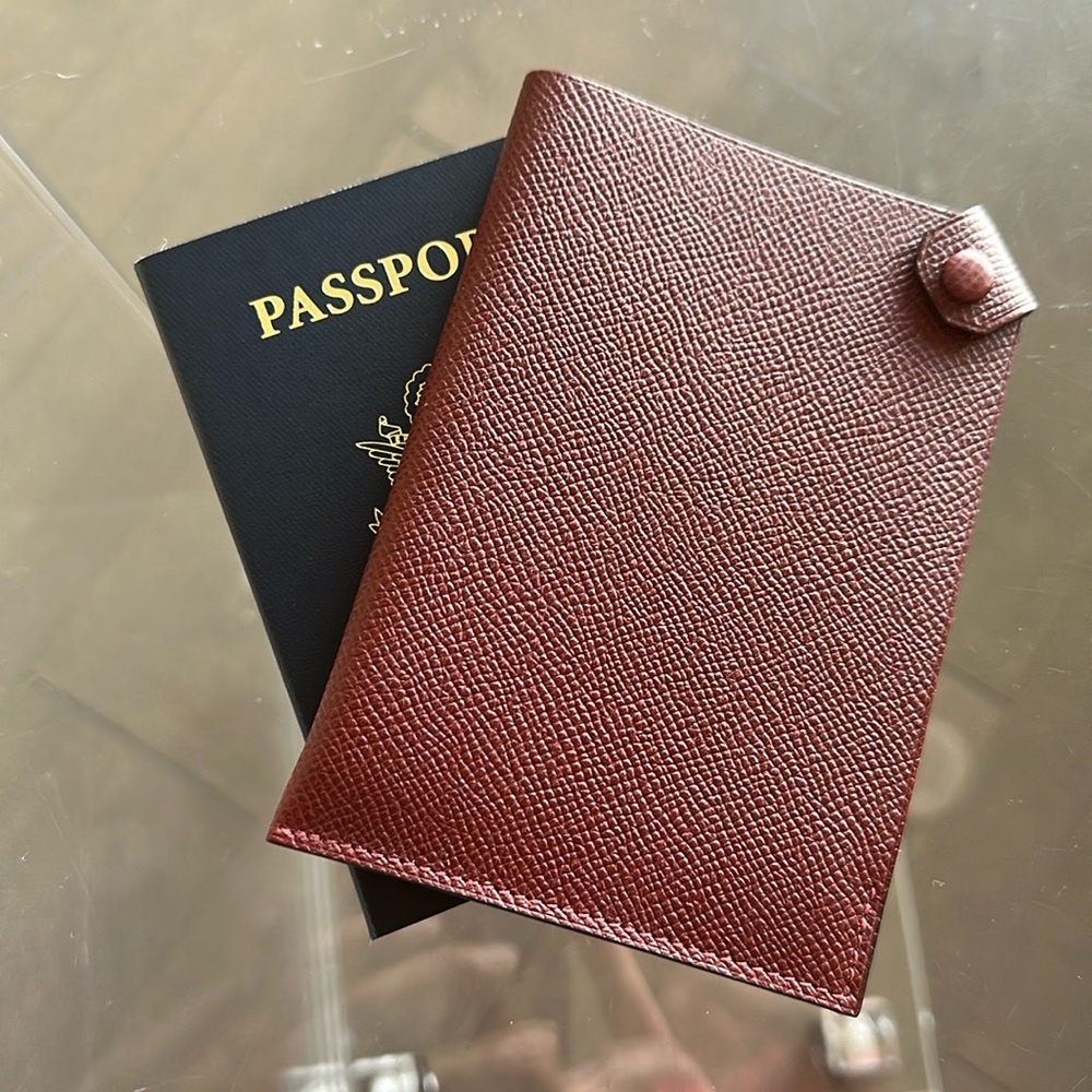 HERMES Les Ambassadeurs Club Tarmac PASSPORT holder - (Maroon)